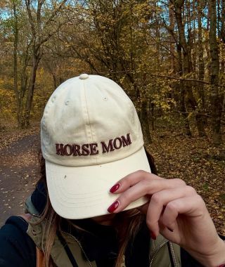 ✨KŠILTOVKA “HORSE MOM”✨ Úplně první kolekce oblečení. Dlouho jsem o tomto nápadu snila a konečně je hotový a připravený...